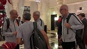 国足7日凌晨抵达阿联酋沙迦 超8小时飞行依旧神采奕奕