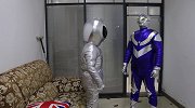 奥特曼真人版：外星人糟蹋食物，被奥特曼看见后一拳打跑了