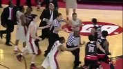 NCAA-1415赛季-NCAA爆发恶劣群殴事件 裁判拉架也被殴-新闻