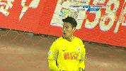 辽足门将犯下低级错误 险些将高空球漏进球门