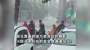 山东济南暴雨！兵哥哥狂奔拉住失控电动车，消防救7人挽损30余万元