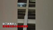 大妈们小区外跳广场舞，被住户高空泼“农药”，路人也遭殃