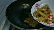 腐竹怎么做才好吃，试试这种做法，葱香四溢，香软滑嫩，太美味了