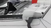 搞笑-20120316-你必须时刻提防雪崩，就算在家也是