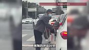 拄拐老人给路过车辆系上红绳，祈求每辆车都平平安安，网友：我以为他会要钱，是我狭隘了