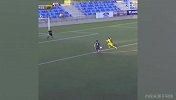 巴萨预备队小将丢奇葩单刀 一脚球门将球门都过了