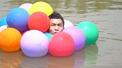 小伙在全身绑满气球下水游泳，能起到救生衣的作用？