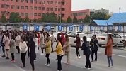 驾校学员学车前先跳舞   校长：缓解疲劳培养手脚协调