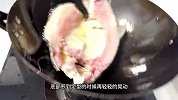 花14自己在家做一份香喷喷的烤鱼招待朋友，非常美味