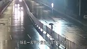 小情侣路中护栏“隔空传情”，下一秒“飞车”来临，结局痛心！