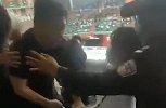 辽厦战看台发生冲突 球迷后脑勺遭猛锤