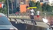 男子徘徊翻越护栏要跳桥，路人冲上前阻拦没来得及，监控记录全程