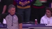 铁粉！格子洛杉矶观看圣诞大战 黄金位置+伸手就能够着詹皇