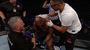 难以置信！UFC巨兽狂风暴雨般进攻 对手竟生生扛下来