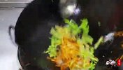 芹菜不要总炒着吃，加一把木耳一根胡萝卜，出锅后越吃越香
