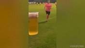真·踢球上头？老哥场边捡球不忘喝一口啤酒