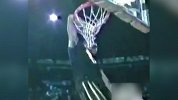 科比98年某活动上轻松完成挂臂扣篮 年轻的时候也是个狼人
