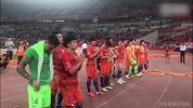 鲁能赛后谢场 球迷们齐声高歌！你们没有输！