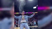 职业喷子？NBA赛场边球迷突然站起喷水被保安立即制止