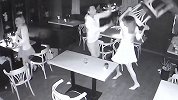 男子酒吧搭讪美女不成竟施暴 女子不甘示弱霸气扔打火机反击