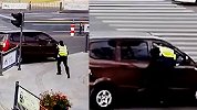 面包车在十字路口坡道上溜车后退 民警助跑飞身钻进车窗拉起手刹
