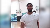 兄弟篮球！安东尼·戴维斯与前队友们一同训练 球鞋有点亮眼