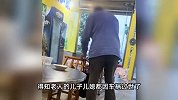 老人进饭店讨饭，只要白米饭泡水连吃3碗：儿子儿媳因车祸过世了