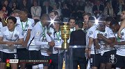 德国杯颁奖典礼：鹰王高举冠军奖杯 今夜属于法兰克福