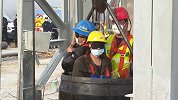 山东金矿第四批2名被困矿工升井 可正常行走和交谈