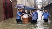 机智！赴考道路被淹 民警用澡盆当“船”护送考生