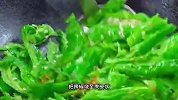 丈母娘的拿手好菜“辣椒茄子烧皮蛋”，做法简单，好吃又下饭