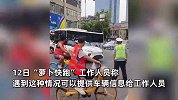 2台萝卜快跑网约车晚高峰罢工横停马路，交警找不到人无奈摊手？客服回应