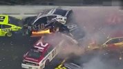 史诗级碰撞场面！纳斯卡车赛9车撞成一团 火星四溅