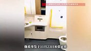 有人躲高铁厕所抽烟被踹门？现场乘客澄清：厕所内有人被困呼救