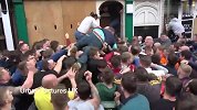 英国煎饼节球赛一秒变全武行 百人群架警察都拦不住