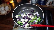 茄子做法家常简单，简单又好吃的茄子烧豆角，超级下饭