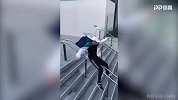 胯部太能抗造了！小哥直接从楼梯顶滑下 跑酷也要注意保护自己呀