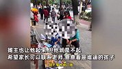 小学生偷东西当众被发现，跪地哭诉：同学让我偷的，不偷就打我