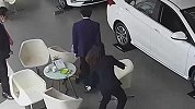 4S店女子遭已婚男同事骚扰在群里公开举报 随后一幕让人气炸