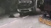 大货车刹车失灵迎面撞过来 驾驶员跳车逃生却遭碾压身亡