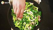 用萝卜干也能做出美味的萝卜干肉片炒蒜苗，两个字，好吃！