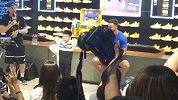 篮球-18年-萌娃杨阳洋现身库里中国行活动 现场教授库里体操亮相动作-新闻