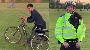英国骑警劝阻聚众年轻人反遭围攻戏谑并被抢自行车