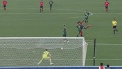 绿城陕西中场激烈拼抢 奥斯卡持球反击贴地箭造险
