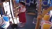 女子睡着坐过站迁怒公交司机抢夺方向盘：没乘客我才拉的