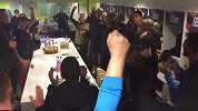 主场绝杀西班牙太开心 克罗地亚全队更衣室内疯狂庆祝