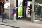 作死！巴萨球迷在皇马专卖店门口叫嚣 最后的笑声太魔性了