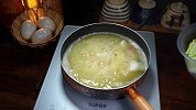 白菜汤怎么做好吃又简单，今天分享一道咸鸭蛋白菜汤的做法