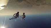 极限-15年-迪拜棕榈岛上空翩翩起舞 双人跳伞玩花活-新闻