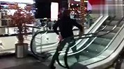 搞笑-20120309-电梯扶手的最牛用法